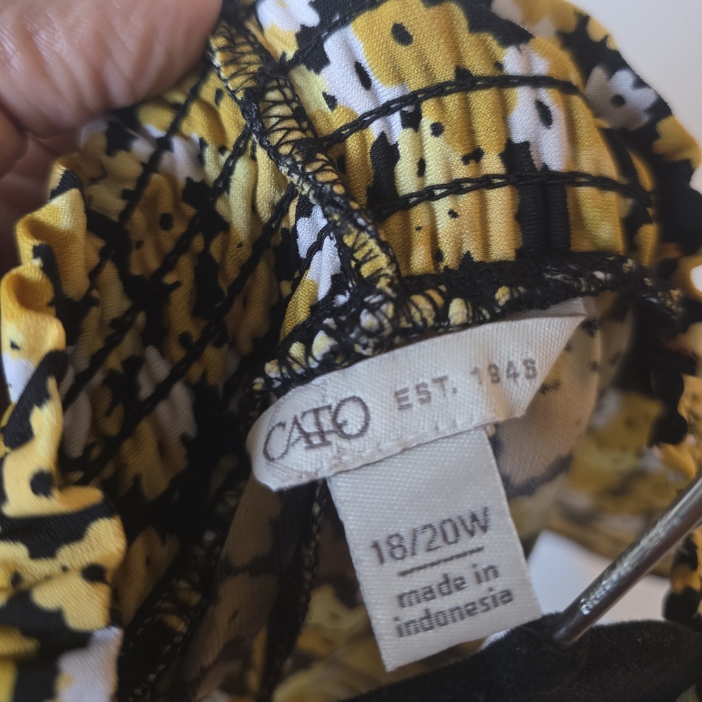 Sleeveless Yellow & Black Floral Smocked Neck Top - Picture 4 of 6